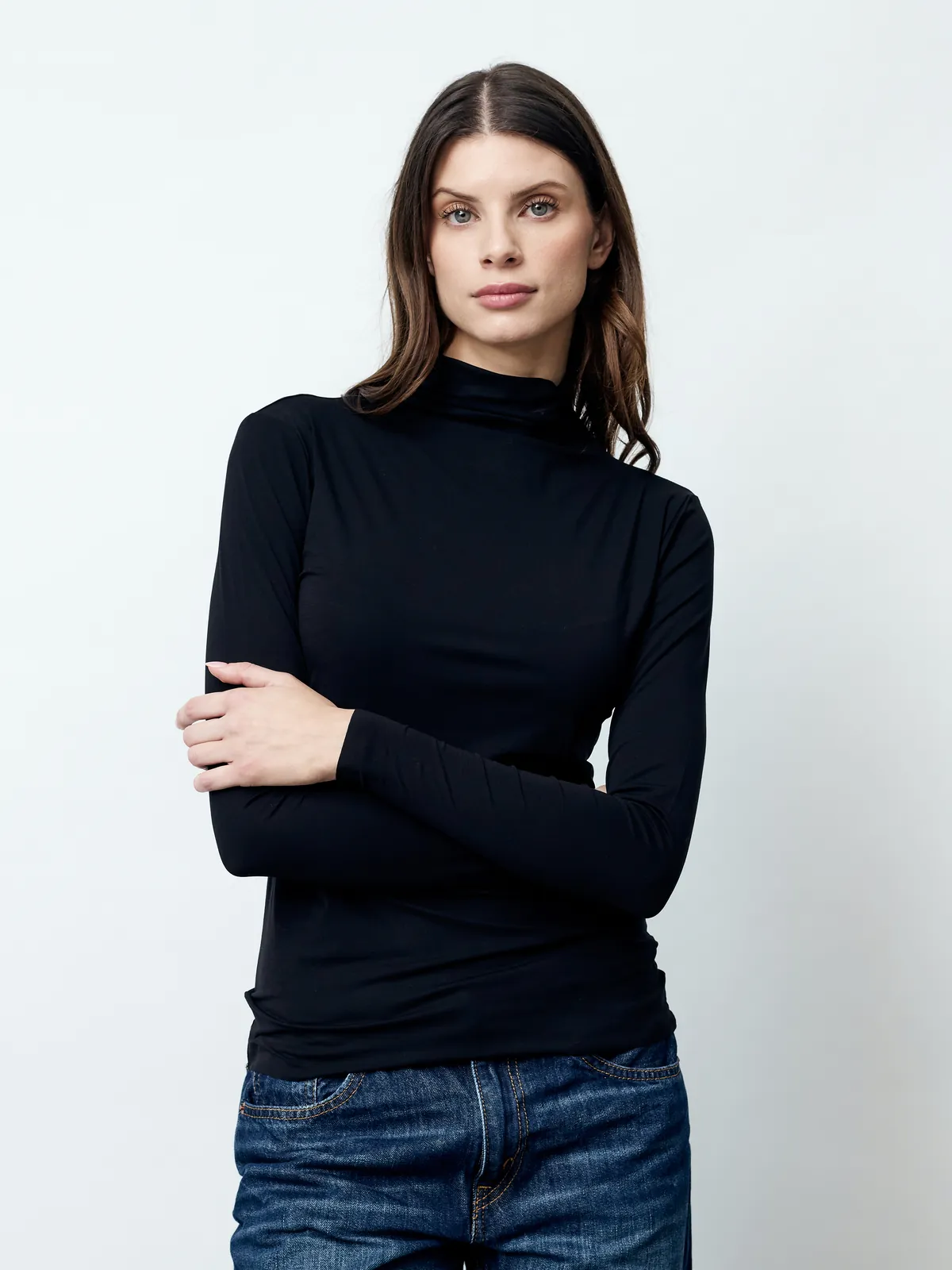 Schwarzer Rollkragenpullover am Model, Vorderseite