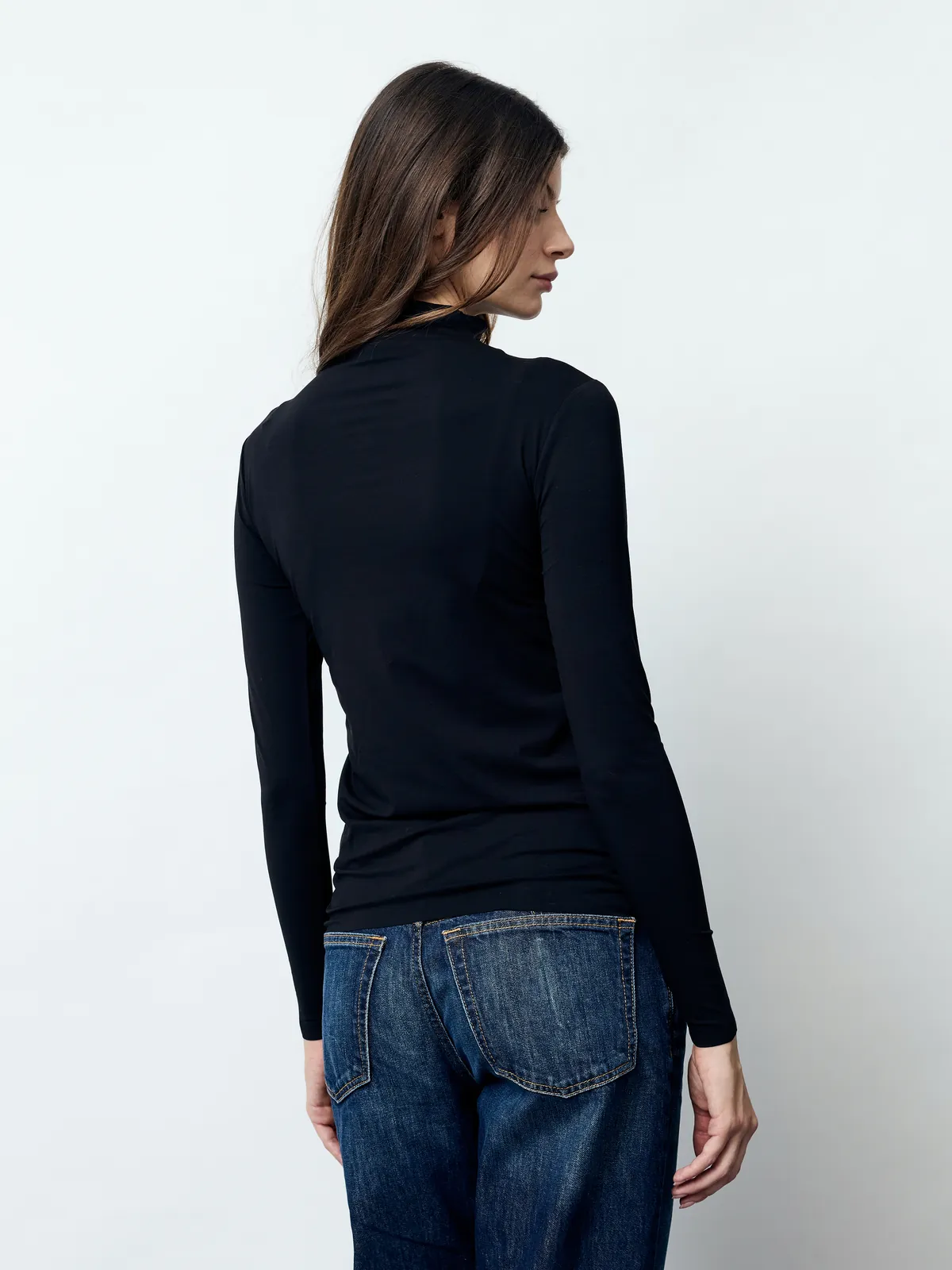 Derselbe Pullover in der Rückansicht
