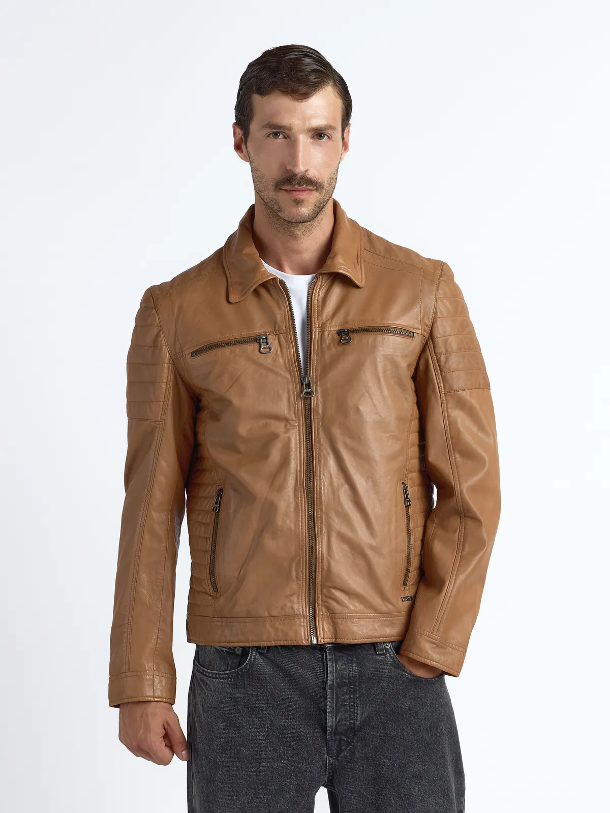 Lederjacke in Cognac am Model