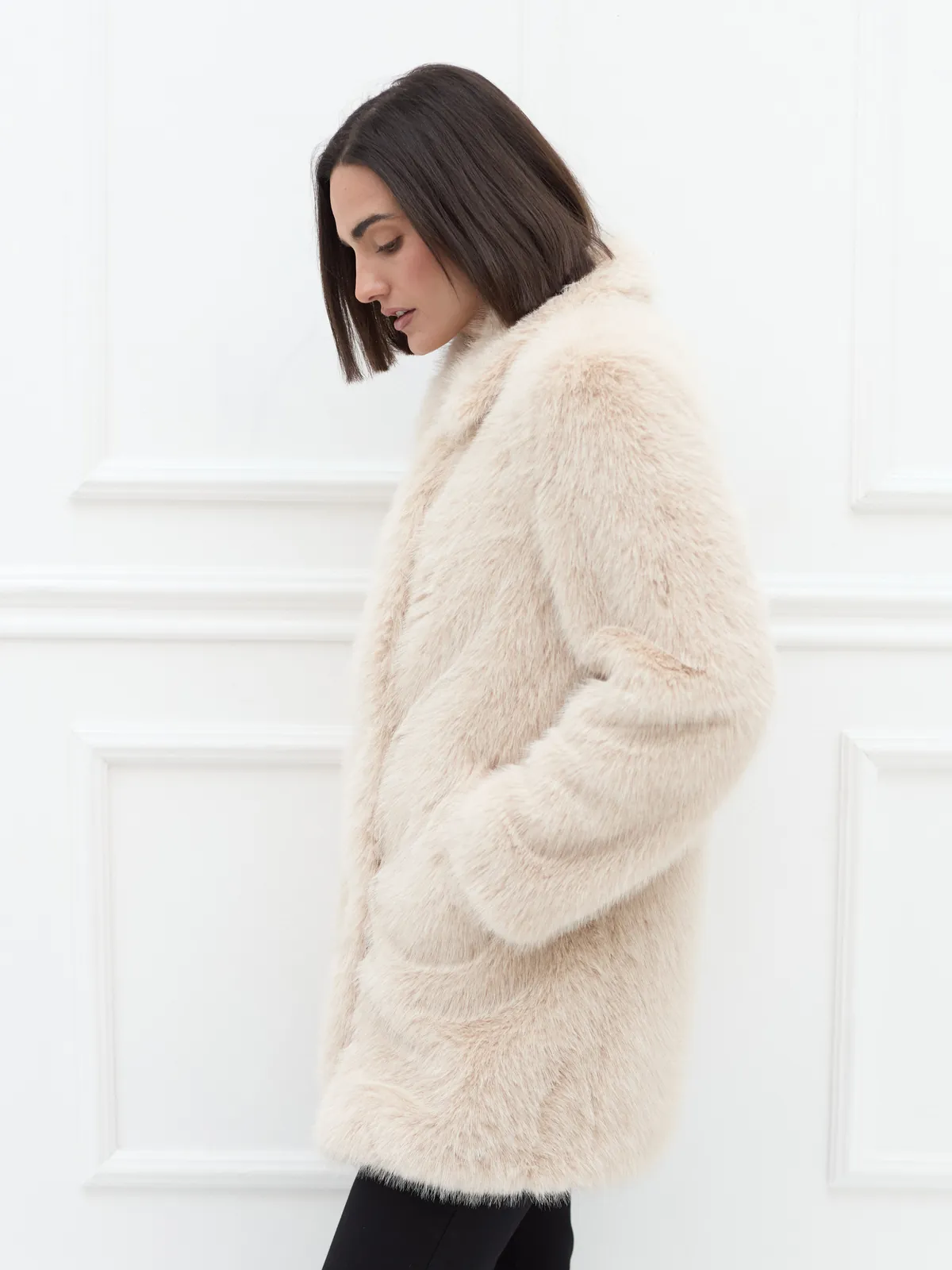 Heller Mantel aus Webpelz am Model