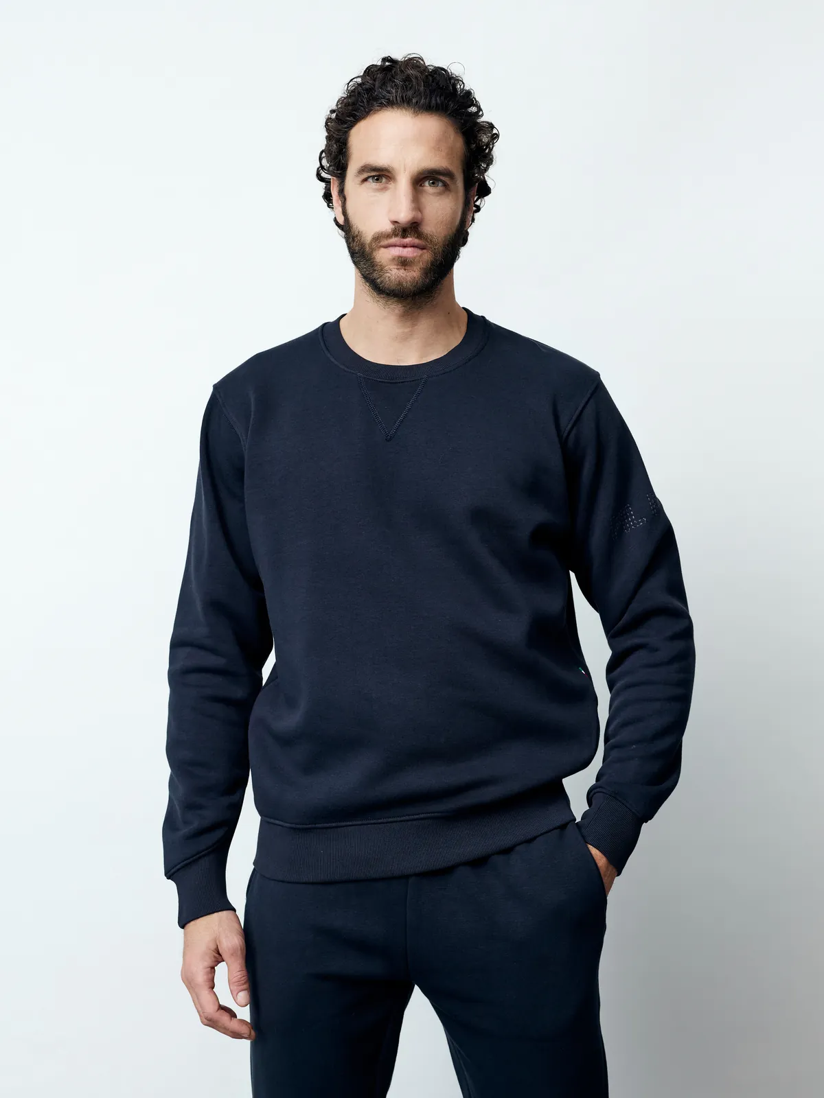 Sweatshirt am Model, Vorderseite