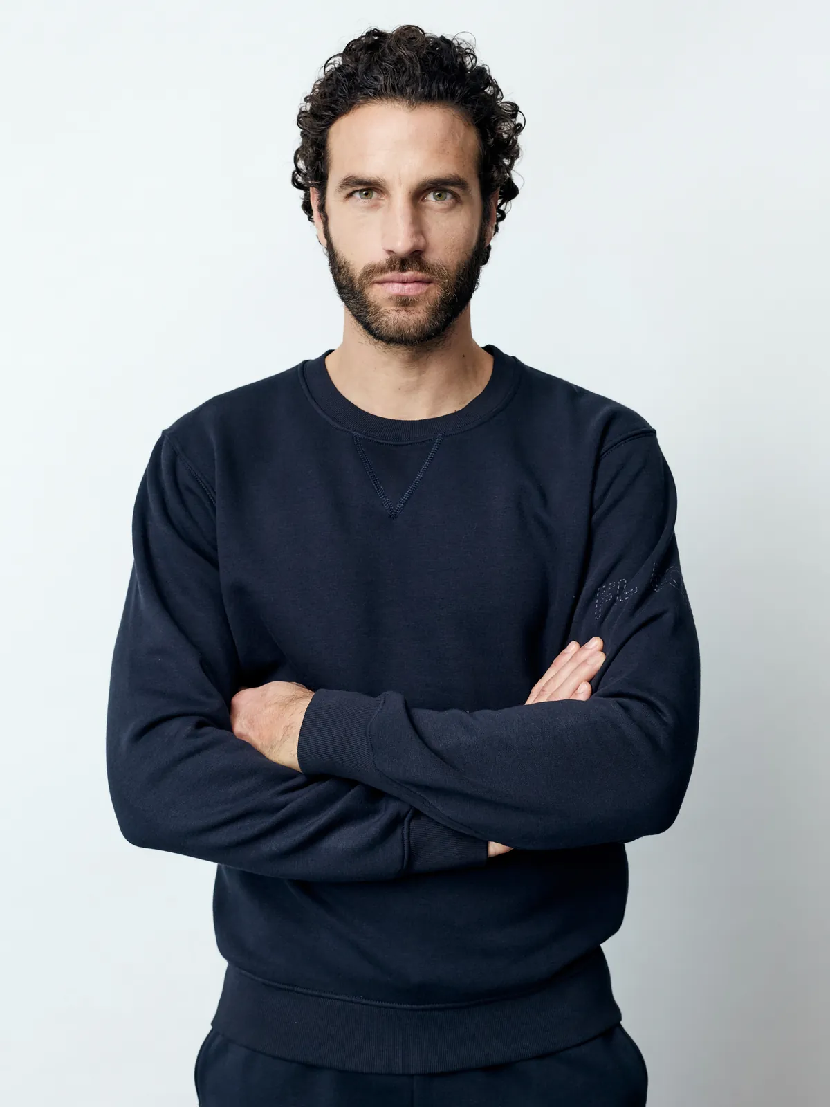 Sweatshirt am Model, Pose mit verschränkten Armen