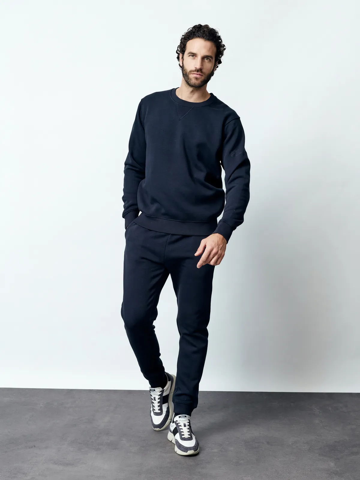 Sweatshirt am Model, Ganzkörper