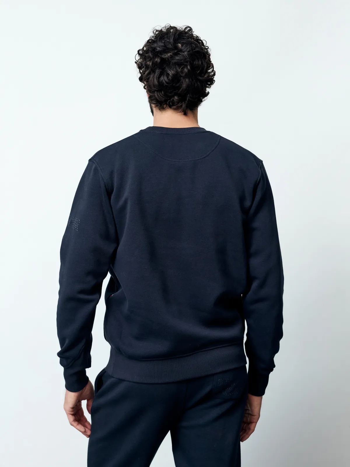 Sweatshirt am Model, Rückansicht