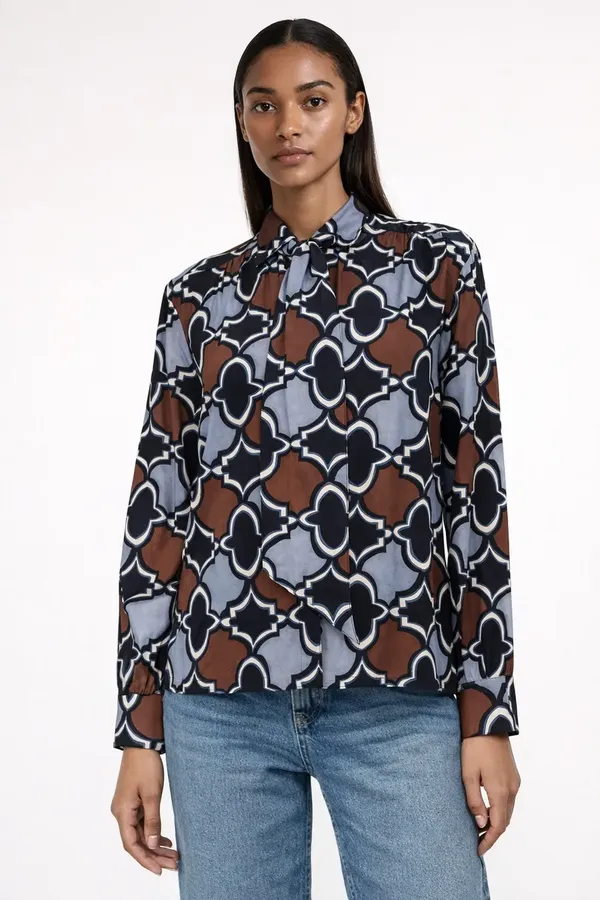 Le chemisier porté par le mannequin, look studio